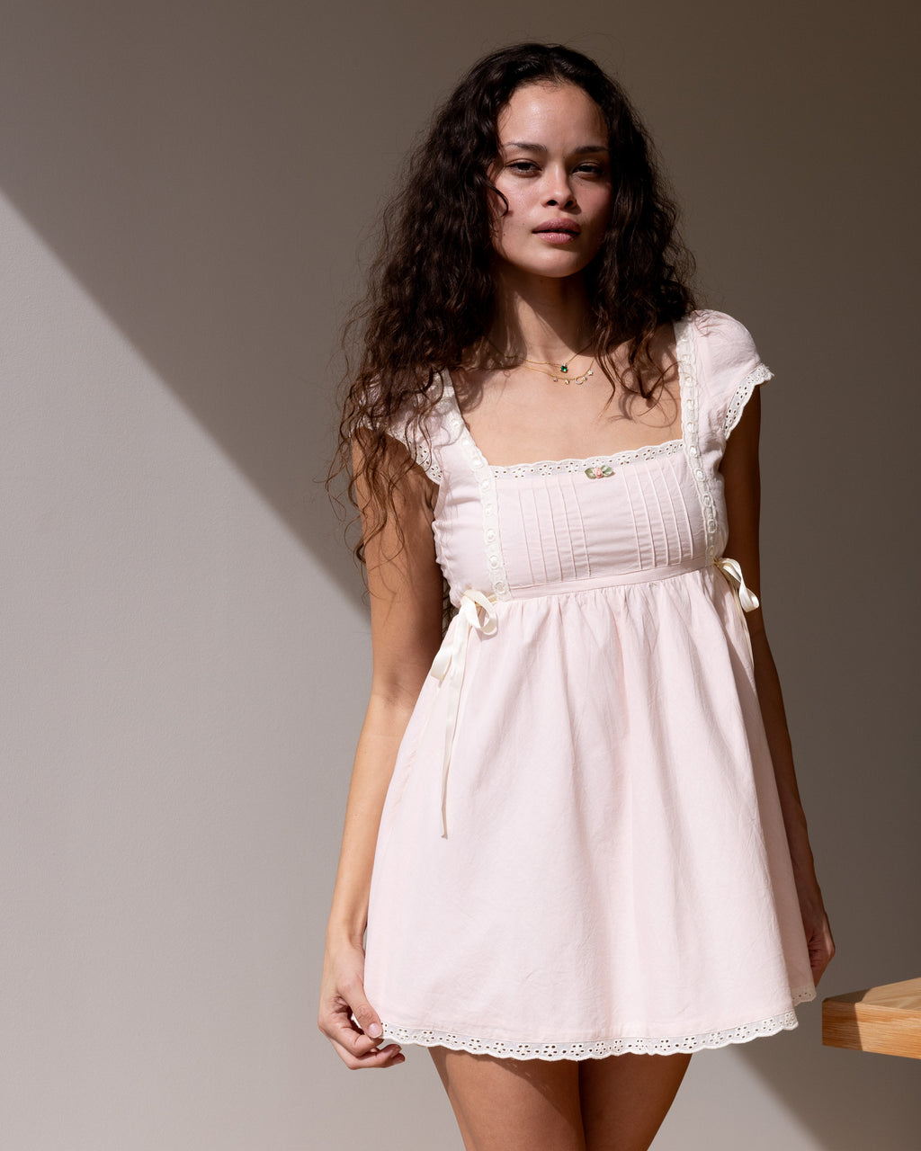 *Evelyn is wearing size S, and is 5'9" tall with a 32" bust, 24" waist, and 34" hips.*