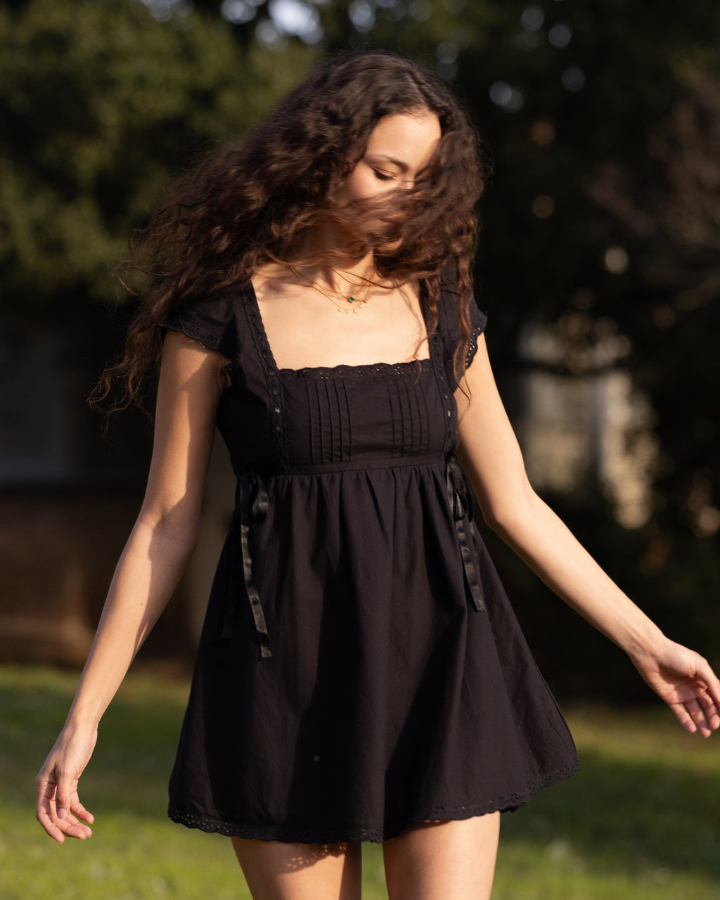 *Evelyn is wearing size S, and is 5'9" tall with a 32" bust, 24" waist, and 34" hips.*