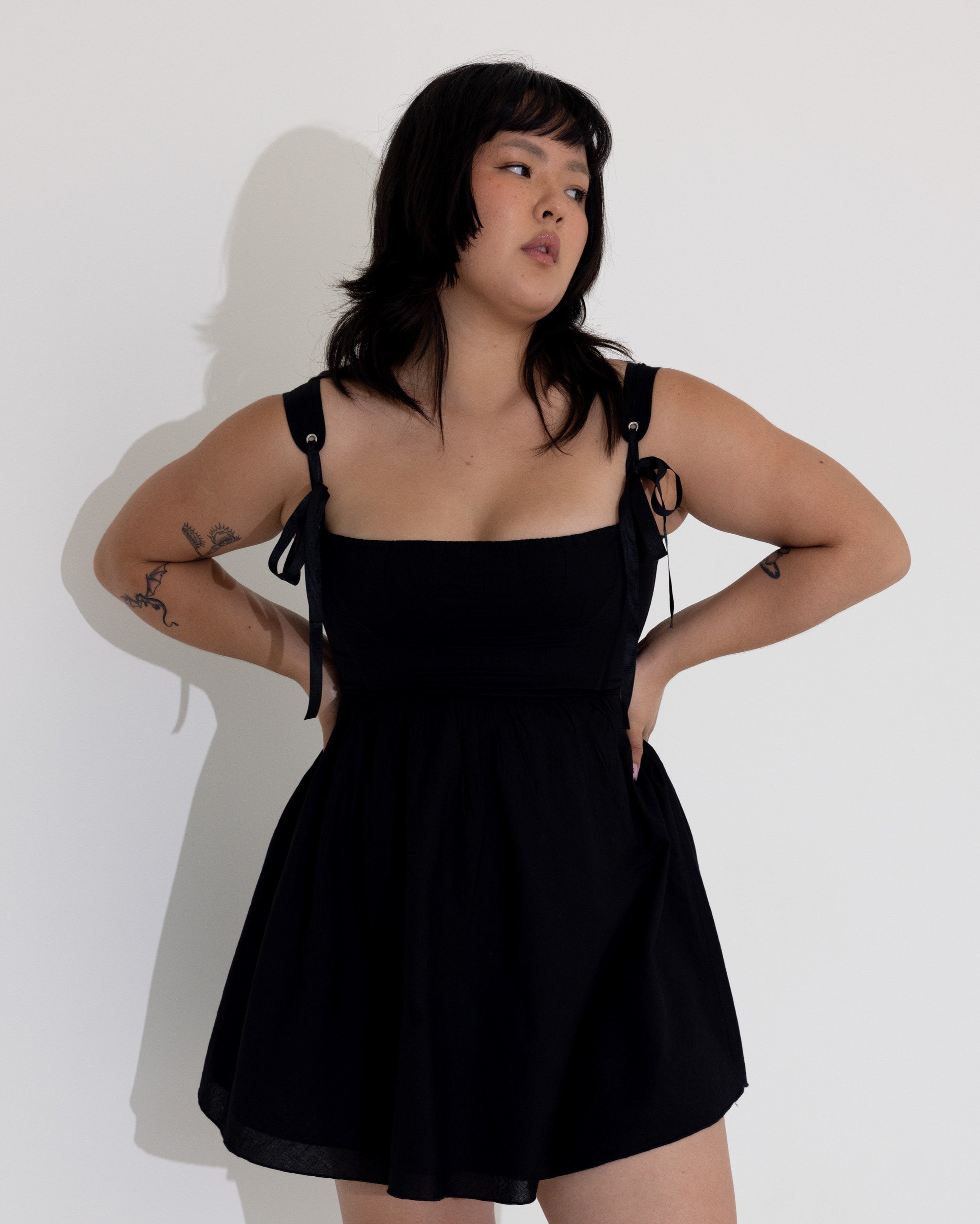 *Annika is wearing size L and has a 39" bust, 33.5" waist, 43" hips, and is 5'5" tall.*