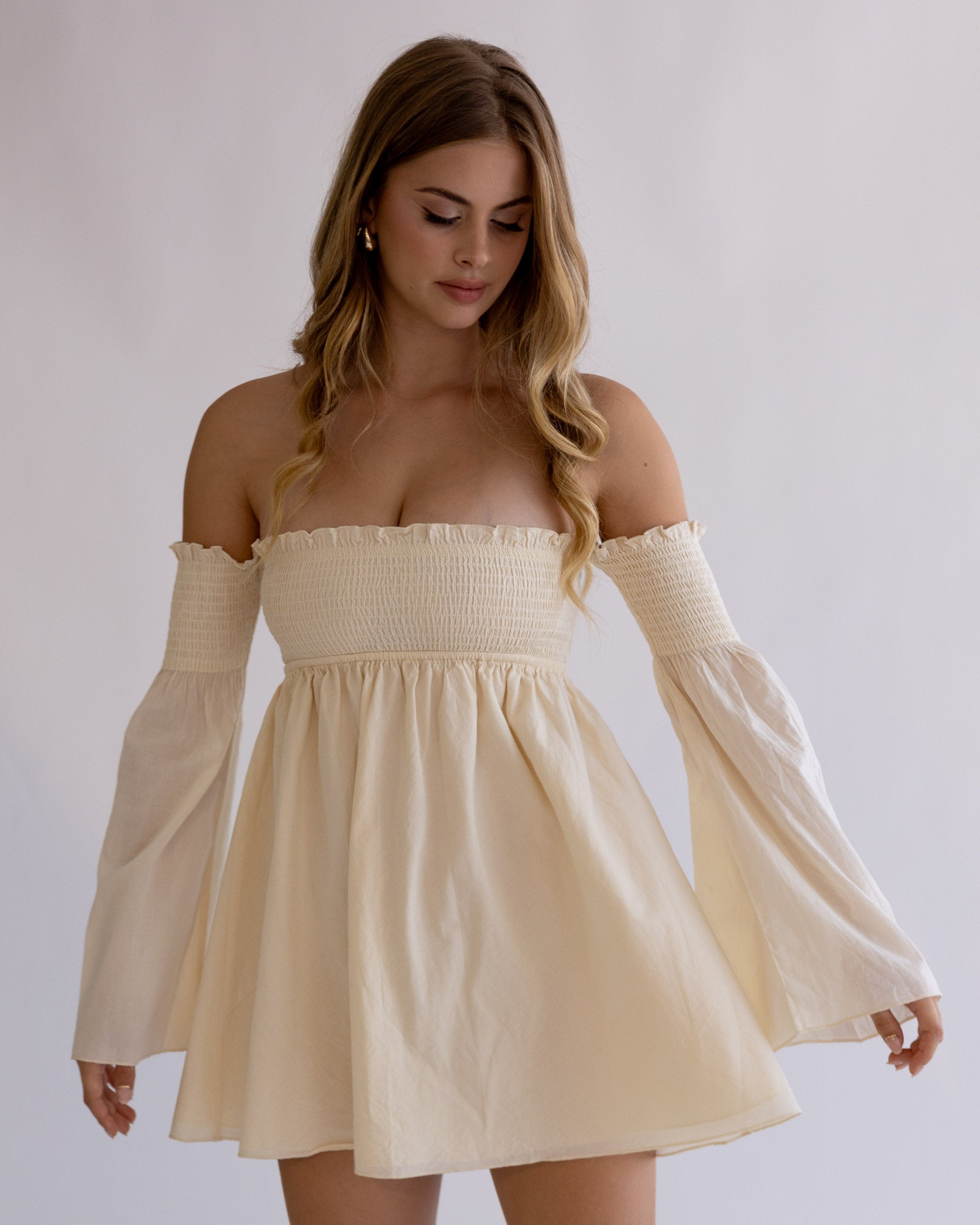 *Diana is wearing size S and is 5'8" tall, with a 35" bust, 25" waist, and 36" hips.*