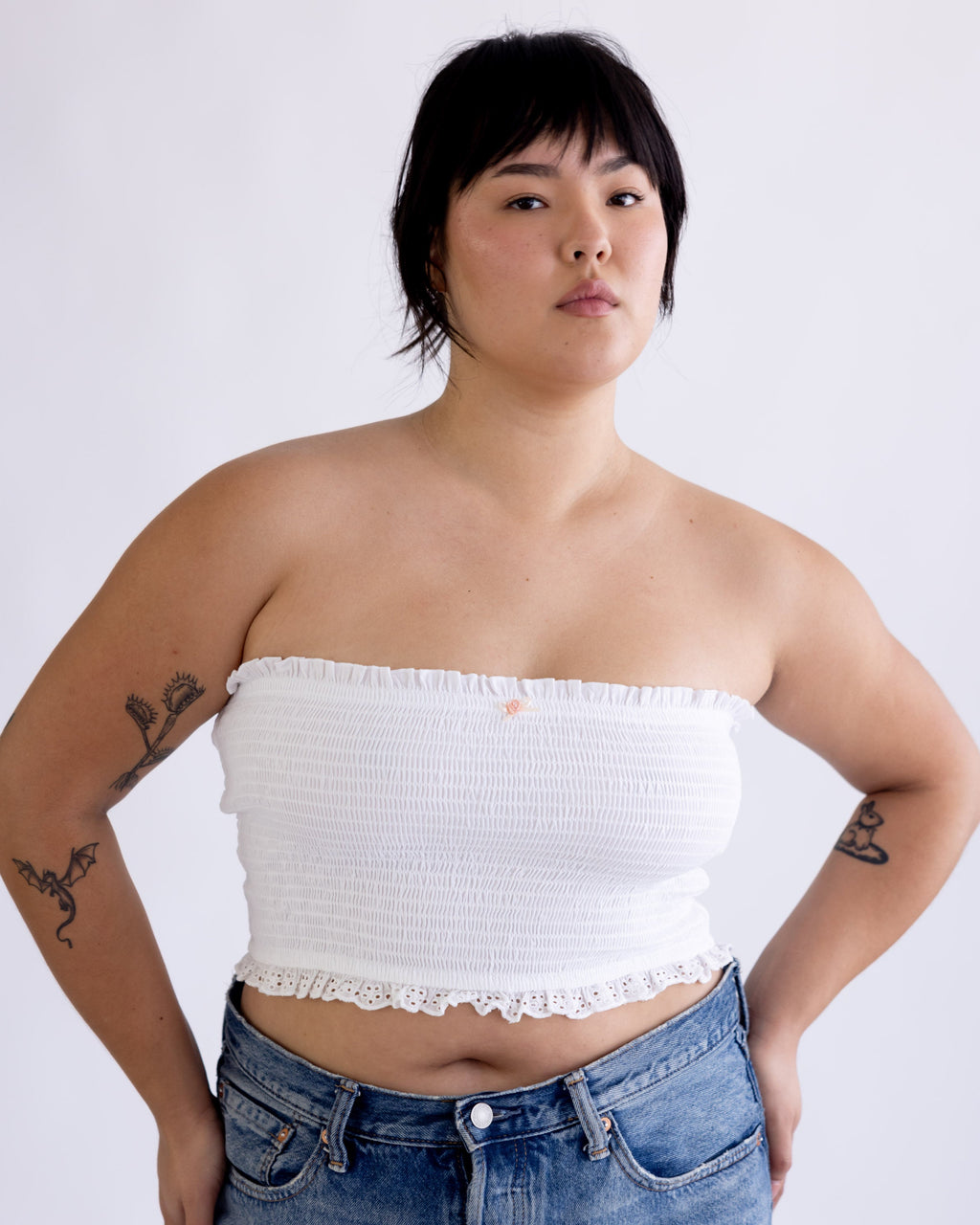 *Annika is wearing size L and has a 39" bust, 33.5" waist, 43" hips, and is 5'5" tall.*