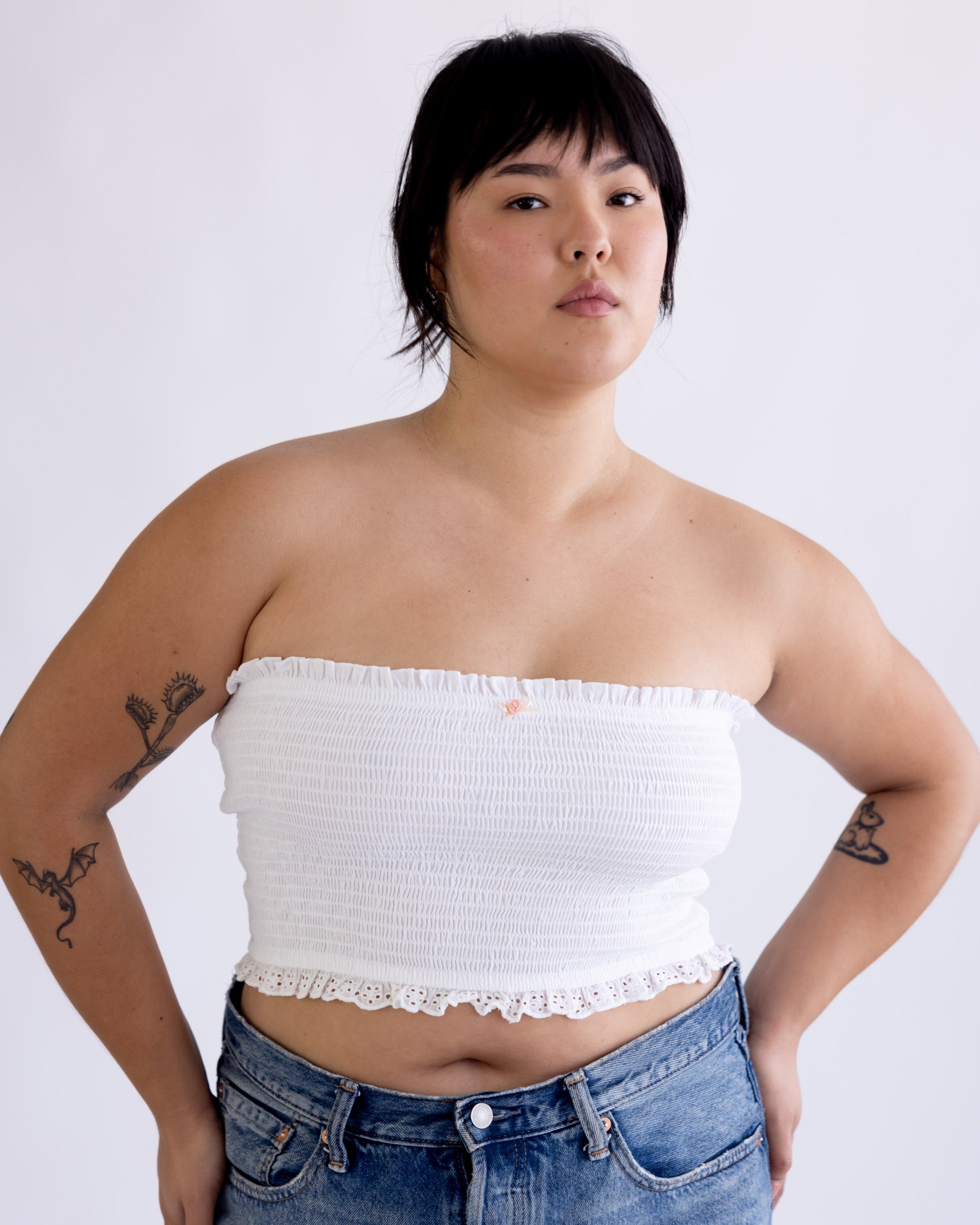 *Annika is wearing size L and has a 39" bust, 33.5" waist, 43" hips, and is 5'5" tall.*