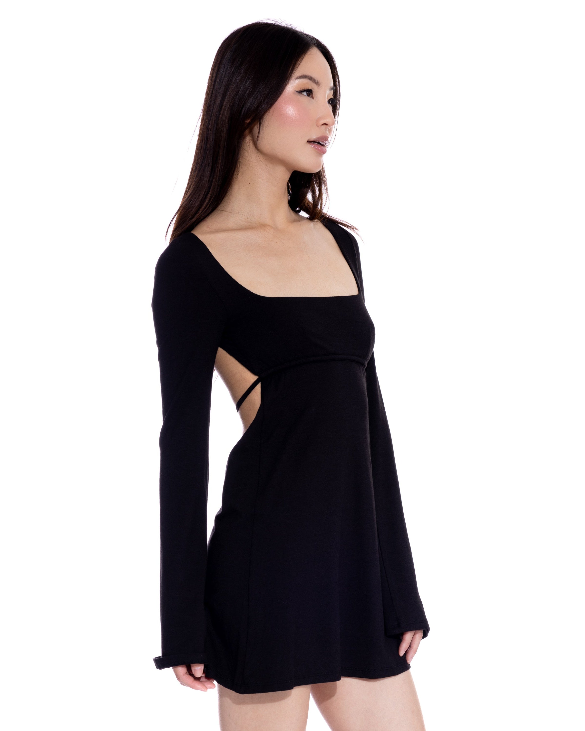 *Ashley is wearing size XS and has a 31.5" bust, 23.5" waist, 35" hips, and is 5'5" tall.*