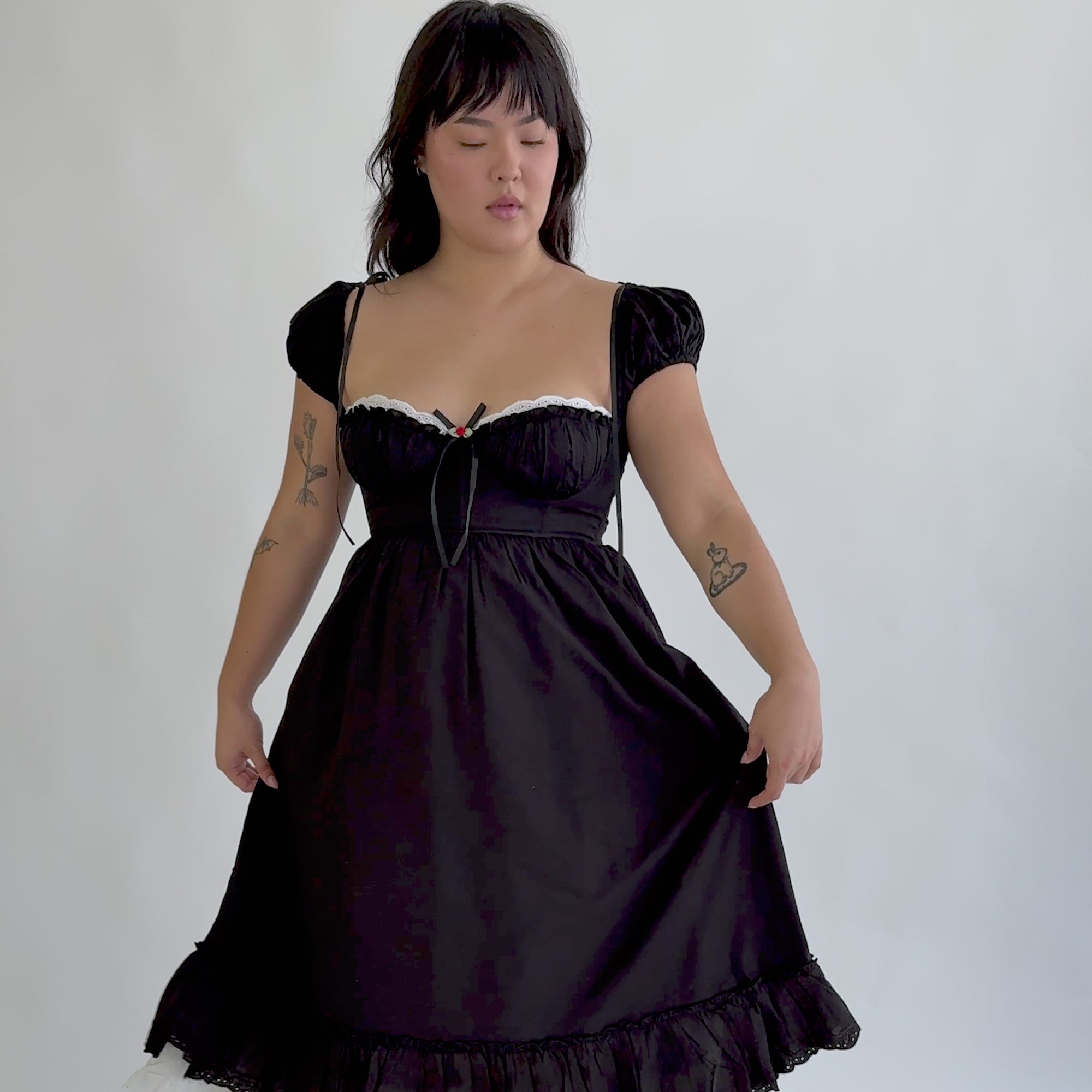 *Annika is wearing size L and has a 39" bust, 33.5" waist, 43" hips, and is 5'5" tall.*