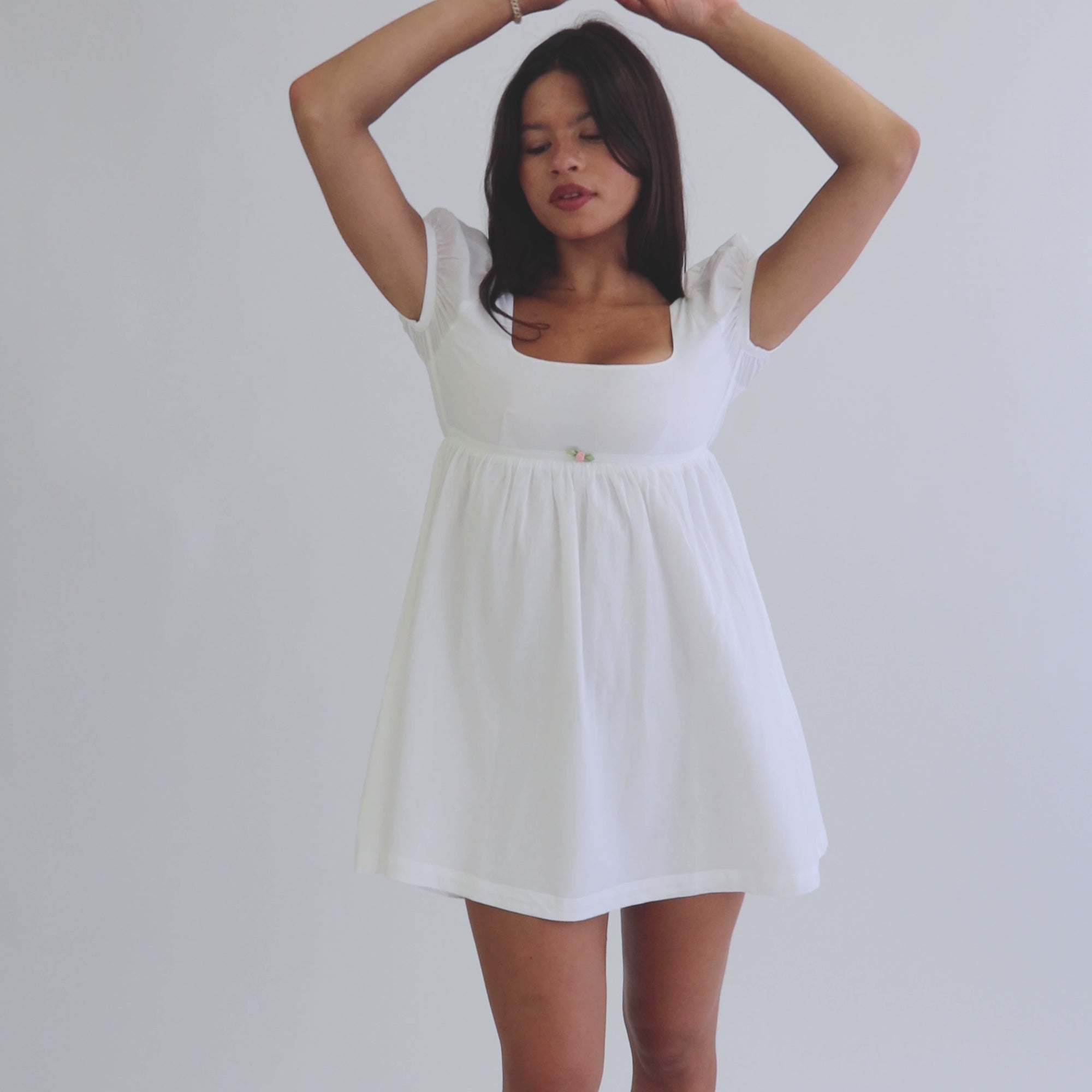 *Britain is wearing size M and has a 34" bust, 25" waist, 36" hips, and is 5'8" tall.*